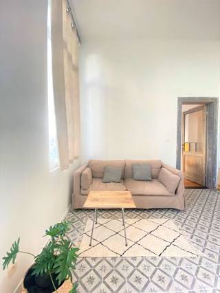 Leuke gelijkvloerse gemeubelde studio, op centrale ligging. <br />Deze karaktervolle studio is onmiddellijk beschikbaar en 100% instapklaar.<br /><br />Indeling: <br />We komen binnen in de leefkeuken, deze is voorzien van een leuke zitplaats met prachtige planchervloer en een moderne keukenblok voorzien van een vaatwasser, koelkast, oven, kookvuur, dampkap, spoelbak, en enkele kasten. <br />Daarnaast vinden we de badkamer. Deze is voorzien van een ruime douche, toilet, en een lavabomeubel. <br />Naast de leefkeuken vinden we de leef/ slaapruimte, met een mooie tegelvloer. Deze ruimte is voorzien van een zithoek, bureautje en een dubbel bed met daarnaast een kleerkast. <br />Verder is er nog een voorziening met wasmachine en droogkast. <br /><br />Bijzonderheden:<br />- Mooie authentieke elementen<br />- Hoge plafonds, veel lichtinval<br />- Provisie maandelijks verbruik water, gas, elektriciteit en internet: 150 euro. <br />- EPC score 383 kWh/m².<br />- Zoeken rustige huurder voor minstens 1 jaar.