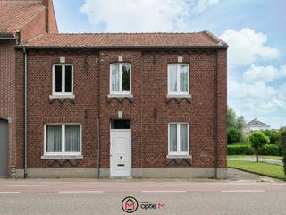 Ben je op zoek naar een woning met veel ruimte en tal van mogelijkheden? Deze te renoveren gezinswoning aan de Beverstraat 1 in Bilzen-Hoeselt biedt een uitstekende basis voor wie een woning volledig naar eigen smaak wil inrichten. Met een ruime tuin, een garage, vijf slaapkamers en verschillende leefruimtes beschikt deze woning over heel wat potentieel.<br /><br />Via de voordeur geeft de ruime hal toegang tot de gezellige woonkamer met aansluitend een leefruimte. De inkomhal geeft ook toegang tot de keuken en de gelijkvloerse badkamer is uitgerust met een toilet, douche, lavabo en hier is een aansluiting voorzien voor de wasmachine. <br /><br />De woning heeft een kelder op verdieping -0,5. Boven deze kelder is een kamer op verdieping 0.5 ideaal als bureau, hobbyruimte of slaapkamer.<br /><br />Via de overloop bereik je vier volwaardige slaapkamers. Een vijfde kamer geeft toegang tot de zolderverdieping, die nog extra mogelijkheden biedt voor wie bijkomende ruimte wenst te creëren.<br /><br />De woning beschikt over een ruime tuin waar je in alle rust kan genieten. Hier is voldoende plaats voor een terras, speelruimte voor kinderen of het aanleggen van een groene tuin naar eigen wens. De woning is verder nog voorzien van een buitenberging en een garage. <br /><br /><strong>Troeven</strong>
<ul>
<li>Ruime gezinswoning met veel potentieel.</li>
<li>Zes slaapkamers en een zolderverdieping.</li>
<li>Grote tuin met tal van mogelijkheden.</li>
<li>Garage en praktische berging aanwezig.</li>
<li>Uitbreiding met keuken en extra leefruimte.</li>
<li>Gelijkvloerse badkamer met alle voorzieningen.</li>
<li>Ideaal renovatieproject voor wie graag zijn eigen woonwensen realiseert.</li>
</ul>
<br />Deze woning is gelegen langs de Beverstraat in Bilzen, een centrale locatie met een vlotte verbinding naar het centrum en de omliggende gemeenten. Winkels, scholen, openbaar vervoer en dagelijkse voorzieningen bevinden zich op korte afstand. Ben je op zoek naar een woning te koop in Bilzen met veel ruimte en renovatiemogelijkheden? Dan biedt deze gezinswoning met tuin in Bilzen een mooie kans om een woning volledig naar eigen smaak te moderniseren.<br /><br />Contacteer ons via steven@optie-m.be of bel 011 23 11 01 voor meer informatie of een afspraak.<br /><br />Wil je weten wat jouw woning waard is? Neem gerust contact met ons op via bovenstaande gegevens.<br /><br />Stedenbouwkundige informatie: GVG – WG – GMO - GVKR - GVV.