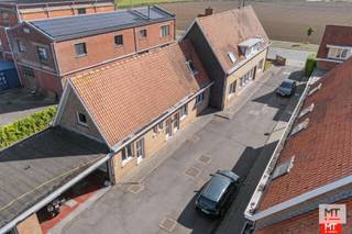 <strong>Voormalig politiecommissariaat te koop in Westrozebeke </strong><br /><br />Ben jij op zoek naar een groot gebouw met tal van mogelijkheden? Dan is dit pand misschien iets voor jou! Met maar liefst 7 bureelruimtes - waaronder een ruime kamer van 23 m² vlakbij de keuken die perfect kan dienen als woonkamer - biedt deze eigendom alle ruimte die je nodig hebt. Verder beschik je over heel wat sanitaire voorzieningen en verschillende garages, ideaal voor zowel privégebruik als professionele doeleinden. <br /><br />Kortom: een veelzijdig gebouw met heel wat potentieel.<br /><br /><strong>Indeling van het pand </strong><br />▪︎ Gelijkvloerse verdieping: inkomhal (8 m²), bureelruimte/ontvangstruimte (13 m²), ruime hal (22 m²), bureau of woonkamer (23 m²) met aansluitend de keuken (15 m²) en een sanitaire blok met archiefruimte (10 m²).<br />▪︎ Tussenverdieping -1: hal met toilet, twee cellen en een archief.<br />▪︎ Tussenverdieping +1: twee bureelruimtes van 12 m² en 10 m².<br />▪︎ Eerste verdieping: drie bureelruimtes (40 m², 15 m² en 10 m²) en een badkamer (4 m²) met douche en toilet.<br />▪︎ Tweede verdieping: stookruimte/zolder (20 m²).<br /><br /><strong>Interessante weetjes</strong><br />▪︎ Achter het gebouw bevindt zich een fietsenstalling met toilet (19 m²) en een berging met daarboven een verdieping van 32 m², voorzien van authentieke elementen. Daarnaast zijn er twee garages: een dubbele garage van 35 m² en een enkele garage van 15 m².<br />▪︎ De eigendom is gelegen op een perceel van 1.268 m² en beschikt over een Westgerichte tuin. <br />▪︎ Er is een gemeenschappelijke oprit met het aangrenzende gebouw aan de linkerkant. Let op: de drie laatste garages op het terrein behoren niet tot deze eigendom.<br /><br />Wens je een vrijblijvend bezoek of meer informatie? <br />Contacteer <strong>Eden </strong>op 0470 43 78 21 of mail info@minthus.be