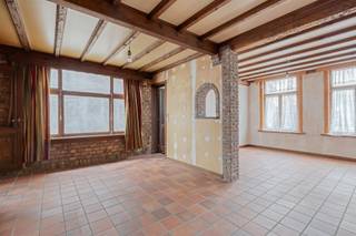 TE RENOVEREN WONING MET LEUKE TUIN EN DUBBELE GARAGE OP 3A 25CA.Gelegen nabij de Scheldedijk in het charmante Sint-Amands. Vlotte bereikbaarheid...