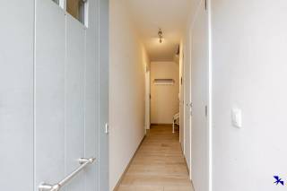 Welkom in Terhagen! <br /><br />Deze moderne en instapklare woning, gebouwd in 2020 maakt deel uit van de nieuwe woonwijk Klinkaert, die gerealiseerd werd op de gronden van de voormalige steenbakkerij Heylen. De omgeving biedt een aangename combinatie van rust, groen en hedendaags wonen, terwijl u dankzij de gunstige ligging geniet van een vlotte verbinding met zowel de E19 als de A12.<br /><br />De woning beschikt over drie slaapkamers en twee badkamers. Daarnaast kan de zolderverdieping van 38m² naar eigen smaak verder worden afgewerkt als master bedroom, bureau of hobbyruimte.<br /><br />Ook op het vlak van energie en comfort heeft deze woning heel wat te bieden. Dankzij de 10 zonnepanelen en de lucht-waterwarmtepomp beschikt de woning over een EPC-label A. Op zowel de eerste als de tweede verdieping is er bovendien overal vloerverwarming aanwezig, wat zorgt voor een aangename en gelijkmatige warmteverdeling. De woning is voorzien van houten ramen met dubbele beglazing, die bijdragen aan zowel het wooncomfort als de energiezuinigheid.<br /><br />Ook buiten is het aangenaam vertoeven. De woning beschikt over een tuin met uitzicht op het omliggende groen, waar u in alle rust kunt genieten. <br />Een achteruitweg langs de tuin en een parkeerplaats op de oprit zorgt bovendien voor extra comfort.<br /><br />Interesse gewekt? Contacteer ons kantoor via info@hiro.be of 03 230 00 14!
