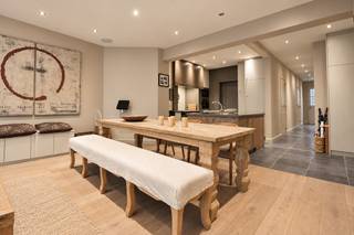 Aangenaam, perfect onderhouden appartement met een ruim terras afgewerkt met kwalitatieve materialen gelegen op een boogscheut van de zee.<br />Indeling: Inkom met gastentoilet en vestiaire. Ruime leefruimte bestaande uit een volledig geïnstalleerde open keuken voorzien van een Lacanche vuur en Miele toestellen met aanpalend een wasplaats/berging, eetplaats en een ruim salon. Masterbedroom met ingemaakte kasten en een badkamer voorzien van een ligbad, toilet en wastafel. Tweede volwaardige slaapkamer met ingemaakte kasten en douche. Derde slaapkamer met douche. Privatieve kelder en gemeenschappelijke fietsenberging in de residentie. Mogelijkheid tot het huren van een garage.
