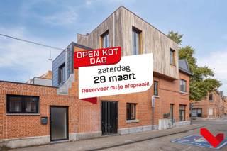 Ben je op zoek naar een comfortabele studentenstudio op een toplocatie, of wil je investeren in vastgoed met zekerheid?<br /><br /><br />Deze instapklare studio van ca. 40 m² voldoet aan alle moderne normen en is meteen beschikbaar. Het gebouw werd in 2020 volledig gerenoveerd, wat zorgt voor een asbestveilige omgeving, een conforme elektriciteitskeuring én een gunstig EPC-label B.<br /><br /><br />De studio beschikt over een lichtrijk woongedeelte met slaaphoek, een open en volledig ingerichte keuken (kookplaat, koelkast, combi-oven en vaatwasser), een badkamer met inloopdouche en lavabo, een apart toilet en een ruime berging met aansluiting voor een wasmachine. Vanuit het leefgedeelte stap je rechtstreeks naar het privatief terras, waar je rustig kan genieten.<br /><br />Wenst je meer informatie of een afspraak te plaatse? Aarzel dan zeker niet om contact op te nemen met BVM Vastgoed op het telefoonnummer 016 23 21 45 of via info@bvm-vastgoed.be<br /><br /><br />Naast je eigen studio profiteer je ook van de gemeenschappelijke keuken en leefruimte in het gebouw. Dankzij de centrale ligging vlak bij het station van Leuven en de vlotte verbinding met het stadscentrum is dit een bijzonder interessante plek voor studenten en investeerders.<br /><br /><br />Troeven:<br />* centrale ligging nabij Station Leuven<br />* volledig gerenoveerd in 2020<br />* EPC B, asbestveilig en conforme elektriciteit<br />* privatief terras en ruime bergruimte
