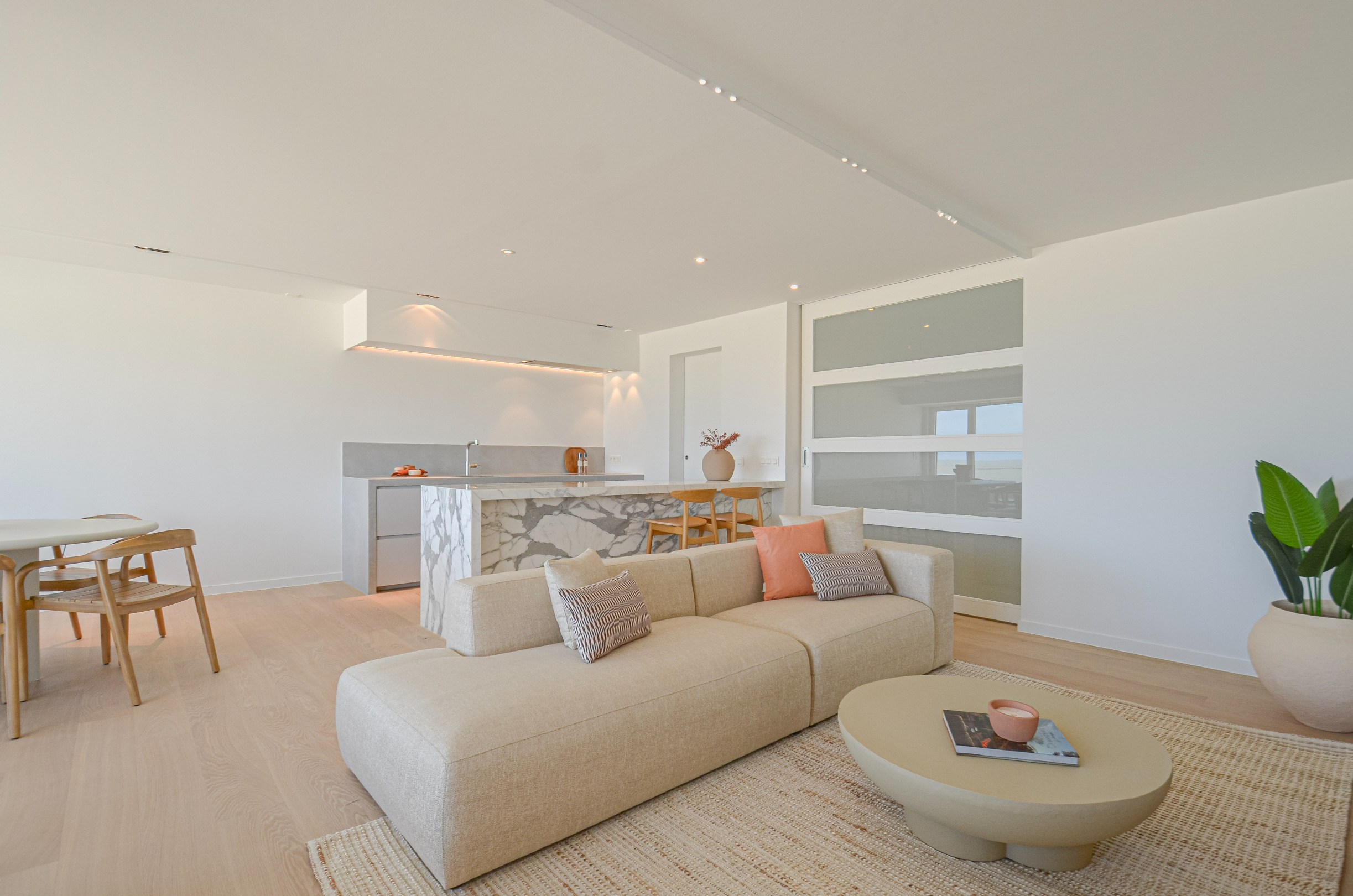 Exclusief – Stijlvol volledig gerenoveerd appartement met frontaal zeezicht. - foto 5