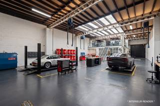 Voor meer info en foto’s, surf naar www.swevers.be<br /> – Op de Kuringersteenweg 488 in Hasselt vindt u deze veelzijdige eigendom met tal van professionele mogelijkheden. Dankzij de combinatie van een ruime loods en een aanpalende woning is dit pand ideaal voor zelfstandigen, ondernemers of investeerders die wonen en werken willen combineren op een strategische locatie vlak bij het handelscentrum en de autosnelweg.<br /><br />De multifunctionele loods van 270 m² vormt de absolute troef van het pand. Met haar royale vrije hoogte biedt ze tal van mogelijkheden zoals opslagruimte, werkplaats, garage, kleine productiehal of magazijn met kantoorfunctie. Daarnaast is er een aparte bureauruimte van ca. 20 m² aanwezig, ideaal voor administratie of klantenontvangst. De commerciële ligging zorgt bovendien voor maximale zichtbaarheid en een vlotte bereikbaarheid.<br /><br />De halfopen woning beschikt over een bewoonbare oppervlakte van 179 m² en biedt veel renovatiepotentieel. Op het gelijkvloers geniet u van een ruime living van ca. 60 m² en een keuken van 10 m². Op de eerste verdieping bevinden zich vier slaapkamers van 14 m², 12 m², 9 m² en 16 m². Verder zijn er een kelder van 10 m² en een dubbele garagebox van 33 m² aanwezig.<br /><br />Het perceel van 5 are 69 ca biedt bijkomende ruimte voor een praktische buitenomgeving. Zowel de woning als de loods zijn asbestveilig. Winkels, openbaar vervoer en autosnelweg bevinden zich op wandelafstand, scholen op ca. 1 km. Voor meer informatie, bel 011 255 155. Bron bewoonbare oppervlakte: EPC – verslag.