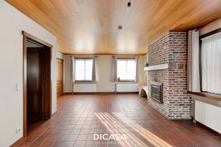 Op een rustige landelijke ligging in Roeselare-Beveren vind je deze instapklare alleenstaande woning met prachtig uitzicht over open velden. De woning combineert rust, comfort en een uitstekende bereikbaarheid, op slechts 3 km van het centrum van Roeselare en met een vlotte verbinding naar de E403. Dankzij de verzorgde tuin, vernieuwde ramen en dak en de praktische indeling is dit een ideale gezinswoning.<br /><br /><strong>Indeling van de woning:</strong>
<ul>
<li><u>Gelijkvloers</u>: inkomhal met gastentoilet, gezellige woonkamer, keuken met eetplaats, praktische bergruimte en inpandige garage.</li>
<li><u>Eerste verdieping</u>: nachthal met toegang tot 3 slaapkamers, aparte kamer die perfect dienst kan doen als dressing of opbergruimte, en badkamer met bad, toilet en lavabomeubel.</li>
<li><u>Tuin en buitenruimte</u>: ruime aangelegde tuin met open zicht op de omliggende velden. De tuin beschikt over een terras, tuinhuis en carport die via een toegangspoort bereikbaar is. </li>
</ul>
<strong>Technische eigenschappen:</strong>
<ul>
<li>Centrale verwarming op mazout.</li>
<li>Dakisolatie aanwezig.</li>
<li>Vernieuwd dak en nieuwe PVC-ramen (2024).</li>
<li>EPC-label D - 372 kWh/m²/jaar.</li>
</ul>
<strong>Troeven van de woning:</strong>
<ul>
<li>Instapklare en goed onderhouden woning.</li>
<li>Rustige en toch centrale ligging.</li>
<li>Verzorgde tuin met prachtig uitzicht op open velden.</li>
<li>Ruime parkeermogelijkheden met garage, carport en extra staanplaats.</li>
</ul>
Ben je op zoek naar een alleenstaande, instapklare woning met landelijke rust, open zicht en uitstekende bereikbaarheid?<br />Dan is deze woning zeker een bezoek waard!<br /><br /><strong>Interesse?</strong> Neem contact op met ons kantoor voor meer informatie of plan een vrijblijvend bezoek via 051/201.400 | info@dicasa.be.