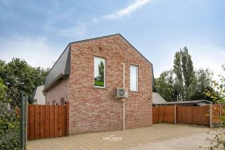 Op zoek naar een recente woning waar u zonder zorgen kunt intrekken? Dan is deze parel uit 2022 precies wat u zoekt!Deze moderne en perfect...