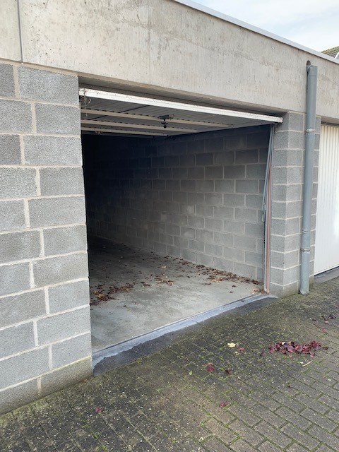 Gesloten garagebox op gelijkvloers, met elektriciteit en verlichting - foto 2