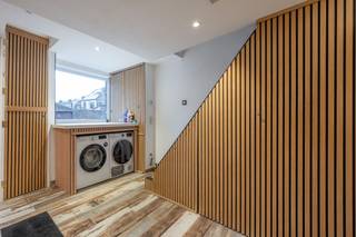 Deze gerenoveerde stadswoning bevindt zich op wandelafstand van het centrum van Brugge met in de nabijheid winkels, scholen, openbaar vervoer, ...<br />De indeling omvat een inkomhal met berging, badkamer met toilet, keuken, woonkamer met zit- en eethoek. Op de eerste verdieping vinden we de nachthal, slaapkamer, apart toilet, badkamer met inloopdouche, ligbad en dubbel badkamermeubel. Op de tweede verdieping vinden we een tweede slaapkamer, een polyvalente ruimte (bureau/logeerkamer) en een badkamer met toilet, douche en wastafel. <br />Hiernaast geniet de woning van een mooie tuin met tuinhuis en terrassen. Door de renovatie en de zonnepanelen geniet de woning van een gunstig EPC-label C (216 kwh/(m<sup>2 </sup>jaar)).<br />Voor meer informatie of een vrijblijvend bezoek, neem contact op met Michiel op het nummer 0473 255 533.