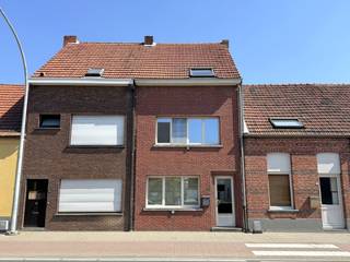 YES! Voor dit pand kan je zélf een afspraak inboeken! Ga naar de advertentie op onze website www.justwonen.be en plan meteen je afspraak in.<br /><br />Weer eentje waar de échte schoonheid van binnen zit. Nee hoor, er is zeker niks mis met de gevel, maarrrr de echt pret zit aan de binnenkant. Want hoewel een rijhuis vaak wat donker oogt, stap je hier een verrassend lichte én volledig gerenoveerde woning in. <br /><br />En laat je trouwens niet misleiden door de term “rijwoning”. Fietsen en vuilnisbakken door het huis, denk je dan? Mis! Dit stulpje beschikt namelijk over een eigen garage, toegankelijk via het achterliggende buurtweggetje. Handig toch?<br /><br />Indeling:<br />Via de inkomhal stappen we de woonkamer in. Alle overbodige muren werden verwijderd, waardoor je optimaal het licht binnenpakt. Het gebruik van lichte materialen zet dat nog een keer extra in de verf, en ook de koepel in de keuken zorgt voor een streepje licht. Heb je trouwens ook gespot wat een grote, praktische keuken dit is? Alle snufjes zijn aanwezig, dus je kan zo aan de slag.<br /><br />Achter de keuken vinden we nog een handige bergplaats met aansluitingen voor wassen en drogen, een apart toilet én dus ook de grote garage.<br /><br />Extra rommeltjes kan trouwens nog kwijt in een handige (kurkdroge) kelder.<br /><br />Op de 1ste verdieping vinden we een groot slaapkamer – hoera: met rolluiken! – en de verrassende ruime badkamer. Hier is een bad, douche, dubbele wastafel, héél wat kasten en nog ruimte genoeg om ’s ochtends een dansje te doen. <br /><br />Deze verdieping geeft trouwens ook toegang naar het balkon. Hoewel “balkon” misschien een ietwat verkeerde indruk geeft, want dit is een heus dakterras van maar liefst 60 m² (!).<br /><br />Verder werd ook de 2de verdieping volledig ingericht. Hier zijn nog 2 slaapkamers aanwezig, telkens voorzien van een grote kastenwand.<br /> <br />Een verrassende binnenstapper, dit stulpje!