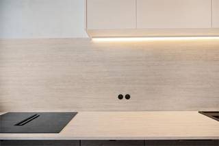 Ben je op zoek naar een sfeervol appartement in het hart van Antwerpen? Dit prachtige appartement van 82 m², gelegen op de 4de verdieping aan de Mechelsesteenweg, biedt de perfecte combinatie van luxe en comfort.<br /><br />Met een uitstekende ligging nabij de Harmoniewijk en het Zuid geniet je van een levendige omgeving en een vlotte bereikbaarheid via belangrijke invalswegen.<br /><br />Het appartement is met veel oog voor detail gerenoveerd. Denk aan prachtig textuur schilderwerk, een stijlvolle terrazzo tegelvloer en een warme parketvloer. De indeling is doordacht: je komt binnen in een inkomhal met gasttoilet en handige ingemaakte vestiairekasten. De ruime leefruimte met uitzicht op groen zorgt voor een aangename sfeer. De moderne badkamer is uitgerust met een inloopdouche en lavabo, en er is een extra berging aanwezig.<br /><br />De volledig geïnstalleerde keuken biedt alle benodigde toestellen en geeft toegang tot een klein terrasje, ideaal voor een gezellige aperitief. De slaapkamer beschikt over op maat gemaakte kasten en een bureau.<br /><br />Bovendien is er ondergronds een ruime private berging met maatkasten. Mis deze unieke kans niet en plan vandaag nog een bezichtiging!<br /><br />Verwarming, warm water en privatief water maakt deel uit van de maandelijkse provisie van 250 euro per maand.