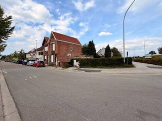 Zin om jouw woon droom waar te maken? Maak van deze af te breken woning jouw nieuwe thuis! De grond beschikt momenteel over een halfopen bebouwing met oprit en garage, gelegen nabij het centrum van Beveren. De indeling van het huidige pand is als volgt: U betreedt de woning via de inkomhal met meteen links de eerste ruimte. Verder door heeft u de tweede en derde ruimte met daarachter een toilet en badkamer. Op de eerste verdieping zijn er twee ruime kamers. De vaste trap naar de zolder geeft nog de mogelijkheid tot het creëren van twee extra kamers.De achterdeur en het poortje aan de voorgevel bieden toegang tot de tuin. Ook via de oprit is gelegen om de hoek, in de Gentseweg. De garage staat achteraan in de tuin waardoor toegang tot de woning zeer eenvoudig is.Nog enkele troeven van dit pand: Totaal af te breken of te renoveren woning wat jou de mogelijkheid geeft om je droom woning te creëren, dicht bij het centrum en zeer centraal gelegen.Interesse? Mail vrijblijvend naar verkoop@bebuild.be en ga met ons ter plaatse.