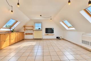 <h1><span>Modern en instapklaar dakappartement met 2 slaapkamers in Baasrode</span></h1><h1><span>Instelprijs (bieden vanaf): 149.900,00 euro </span></h1><p><span>Dit volledig vernieuwde dakappartement bevindt zich op de </span><span>3de verdieping van Residentie de Vijvers</span><span>, een verzorgde residentie uit 1998. Het appartement combineert een moderne afwerking met een praktische indeling en geniet bovendien van een </span><span>gunstig EPC van 171 kWh/m²</span><span>.</span></p><p><span>Bij het betreden van het appartement komen we in de inkomhal met vestiaire. Verder beschikt de woning over </span><span>twee slaapkamers</span><span>, waarvan één voorzien is van een ingemaakte kast. De vernieuwde badkamer is uitgerust met een nieuw bad, badkamermeubel, hangtoilet en extra ingemaakte kasten.</span></p><p><span>De absolute troef van het appartement is de </span><span>lichtrijke woon- en leefruimte</span><span> met een volledig vernieuwde, open keuken. Deze is uitgerust met verschillende toestellen, waaronder een inductiekookplaat, combi-oven/steamer, vaatwasser, koelkast en meer.</span></p><p><span>Daarnaast beschikt het appartement over een praktische </span><span>berging/wasplaats</span><span>, waar zich ook de vernieuwde Bulex-condensatieketel (2018) bevindt. De leefruimte is voorzien van een </span><span>nieuwe airconditioning met zowel een koel- als verwarmingsfunctie</span><span>, wat het wooncomfort het hele jaar door verhoogt.</span></p><p><span>Verder beschikt de woning over </span><span>dubbele beglazing</span><span> en is de </span><span>elektrische installatie volledig conform</span><span>, met een geldigheid van 25 jaar.</span></p><p><span>Daarnaast kunnen bewoners gebruikmaken van de </span><span>gemeenschappelijke fietsenberging</span><span>.</span></p><p><span>De ligging is eveneens een belangrijke troef. Het appartement bevindt zich op wandelafstand van het </span><span>Dorpsplein van Baasrode</span><span>, met winkels, scholen en openbaar vervoer in de nabije omgeving. Ook de fiets- en wandelroutes langs </span><span>de Schelde</span><span> bevinden zich vlakbij.</span></p><p><span>mogelijkheid tot aankopen aan 2% registratierechten of als investering met een geraamd rendement van ca. 4.5% (momenteel verhuurd aan 650 euro/maand) </span></p><p><span> </span></p><p><span>Interesse in dit instapklare dakappartement? Contacteer ons vandaag nog voor meer informatie of om een bezoek in te plannen.</span></p>