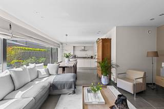<p>Op zoek naar een recente, energiezuinige woning op een rustige én vlot bereikbare ligging? Deze verzorgde woning van 2012 in de Zeepziederijstraat combineert comfort, licht en functionaliteit, en is beschikbaar onder registratierechten.</p><p>De lichtrijke leefruimte van ca. 47 m² met open, luxueus uitgeruste keuken vormt het hart van de woning. Dankzij het openwerken van de achtergevel ontstaat een directe verbinding met het terras en de stadstuin, waar u door de gunstige oriëntatie de hele dag van de zon geniet. Zonwerende beglazing zorgt voor extra comfort. Aansluitend bevinden zich de inkomhal met gastentoilet, vestiaire en trap.</p><p>Op de verdieping zijn er drie volwaardige slaapkamers (ca. 16 m², 12 m² en 11 m²), een badkamer met inloopdouche en toilet en een polyvalente ruimte met extra opbergmogelijkheden.</p><p>Ondergronds beschikt u over een privatieve garage (ca. 12 m²) met aansluitend een koele berging en wasplaats (ca. 5 m²).</p><p>De woning is energiezuinig uitgerust met een warmtepomp en ventilatiesysteem D met warmterecuperatie (EPC B – 129 kWh/m²/jaar ).</p><p>Gelegen op een rustig doodlopend pleintje nabij het Lappersfortbos, met vlotte verbinding naar Brugge, station en autosnelwegen.</p><p>De woning zal vrij zijn vanaf 1/02/2027.</p><p>Interesse?</p>