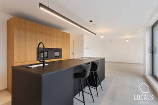 Dit stijlvolle duplex appartement in Aalst, met mogelijkheid tot aankoop garagebox, combineert moderne architectuur met optimaal wooncomfort. Met...