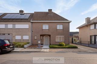 Ruime halfopen bebouwing met voortuin, terras, zonnige tuin, oprit en dubbele garage achteraan het perceel.Bij het betreden van de woning komt u...