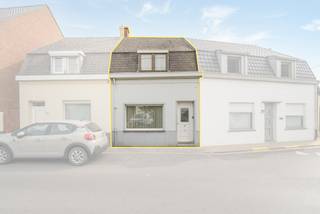 Op zoek naar een woning boordevol potentieel die u volledig naar eigen hand kunt zetten? Dan is deze eigendom in Avelgem precies wat u zoekt. Dankzij de centrale ligging bevinden winkels, scholen, openbaar vervoer, horeca en sportfaciliteiten zich op korte afstand.<br /><br />Bij het betreden van de woning komen we terecht in de inkomhal, die toegang geeft tot de verschillende leefruimtes. Verder vinden we de woonkamer, eetplaats en keuken, die tal van mogelijkheden bieden om een open en lichtrijke leefomgeving te creëren. Op de verdieping bevinden zich 2 ruime slaapkamers en de badkamer.<br /><br />Buiten beschikt de woning over een verrassend grote en aangename tuin, waar u in alle rust kunt genieten.<br /><br />Extra troef: de handige uitweg, ideaal voor fietsen, tuinmateriaal of een vlotte toegang tot de tuin.<br /><br />Recentelijke stedenbouwkundige inlichtingen in aanvraag. <br /><br />UC: 20260323-0003830099-RES-1 - EPC: 871,00<br />ref: RVP/26084/K