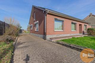 <br /><br />ERPE - Op een centrale ligging in Erpe bevindt zich deze zeer verzorgde en perfect onderhouden bungalow. De woning is gelegen op een mooi perceel met een mooie perceelbreedte en geniet achteraan van een open zicht op de velden, wat zorgt voor een aangename combinatie van rust en bereikbaarheid.<br /><br />Binnenin beschikt de woning over een mooie bewoonbare oppervlakte en een praktische indeling. Via de ruime inkomhal komt u in de lichtrijke woonkamer, die een gezellige leefruimte vormt. Aansluitend bevindt zich de aparte keuken met functionele inrichting. Verder zijn er drie slaapkamers, een badkamer en een apart gastentoilet. De veranda vormt een extra troef en biedt een aangename overgang naar de tuin. Daarnaast is er een inpandige garage aanwezig.<br /><br />Voor wie extra ruimte nodig heeft, is er bovendien een bijkomende garage met werkplaats, ideaal voor een hobbyist of kleine zelfstandige.<br /><br />Ook op vlak van energie scoort deze woning vrij goed. Zo zijn er maar liefst 36 zonnepanelen met groenestroomcertificaten en wordt de woning verwarmd via vijf warmtepompen (lucht-lucht). De ruime geïsoleerde zolder, bereikbaar via een vaste trap, biedt bovendien tal van uitbreidingsmogelijkheden. Verder is er nog een praktische voorraadkelder aanwezig.<br /><br />De prachtige tuinzone is een waar genot. Deze biedt veel ruimte en prachtig verzicht, ideaal voor tuin- en dierenliefhebbers.<br /><br />Tot slot geniet de woning van een gunstige ligging, vlakbij scholen, winkels, openbaar vervoer, belangrijke invalswegen en de E40.<br /><br />Bent u op zoek naar een ruime en comfortabele gezinswoning met heel wat mogelijkheden, prachtige tuinzone en binnen handbereik van alle voorzieningen, aarzel dan niet! Voor meer info of bezoek 053/60.65.60.<br /><br />De vermelde prijs is een richtprijs. Na ontvangst van de biedingen zal de verkoper beslissen of hij/zij de eigendom verkoopt aan het beste bod. De richtprijs is aldus niet bindend voor de verkoper.