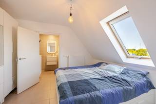 Dit lichtrijke duplexappartement, gelegen in een doodlopende straat, combineert een slimme indeling met kwalitatieve afwerking en een uitstekende ligging.Je betreedt het appartement in de leefruimte, waar een strakke open keuken naadloos aansluit op de eet- en zithoek. Grote raampartijen laten volop licht binnen en geven rechtstreeks toegang tot het zuidwest georiënteerde terras van 6 m² – ideaal om van de laatste zonnestralen te genieten. Handig is de extra bergruimte onder de trap. Op het gelijkvloers bevindt zich bovendien een ruime slaapkamer met eigen badkamer (bad/douche, wastafel en toilet). Via de trap kom je op het verdiep, waar een tweede slaapkamer met ensuite badkamer op je wacht samen met een praktische bergruimte voorzien van aansluitingen voor wasmachine en droogkast. Als kers op de taart is er een ondergrondse garage met bijhorende bergruimte van maar liefst ±20 m²!Je woont hier op wandelafstand van winkels en het treinstation Erembodegem, wat het gebruik van de wagen overbodig maakt voor je dagelijkse boodschappen of woon-werkverkeer. De buurt is bovendien gezellig en levendig, met tal van restaurants en café's in de directe omgeving. Erembodegem ligt bovendien schilderachtig aan de Dender, in de groene Denderstreek, en toch op wandel- of fietsafstand van het bruisende centrum van Aalst met al zijn winkels, cultuur en horeca.Kortom, een compact maar functioneel duplexappartement waar wonen op twee niveaus voor extra privacy en ruimtebeleving zorgt, aangevuld met een royale garage en berging én een ligging die het beste van twee werelden combineert: rustig en groen, maar met alle voorzieningen binnen handbereik. Instapklaar en klaar om jouw nieuwe thuis te worden.Voor meer informatie en/of een bezoek, contacteert u Wout van Immo Zone op het nummer 0479/ 18. 38. 35.