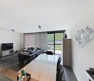 Recent gelijkvloers appartement met tuintje. Autostaanplaats en gezamenlijke fietsen/afvalberging. Gebouw voorzien van zonnepanelen.<br />Indeling : hall, berging, toilet, badkamer voorzien van dubbele lavabo en inloopdouche, 1 slaapkamer vooraan het gebouw.<br />Achteraan open keuken voorzien van microgolfoven, vaatwas, inductievuur, dampkap en koelkast. Woonkamer met ruime lichtinval. Ruim terras.<br />Voor meer info mail vero@berno.be of bel 052/20 24 40.