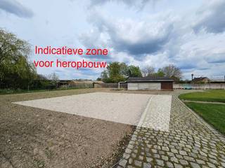 Herop te bouwen woning in een rustige en landelijke omgeving. De huidige woning, gelegen langsheen de Stokstraat, kan na afbraak worden heropgebouwd langsheen de Balkestraat. Dit geeft de opportuniteit om als koper van een verlaagd btw-tarief van 6% te genieten (rekening te houden met de vigerende wetgeving heropbouw). Heropbouw is een voorwaarde van deze verkoop. Oppervlakte grond: ± 11a 06ca. Straatbreedte Balkestraat: ± 28,89m. P en G-score: A. EPC: 1.016 (label F - renovatieverplichting). Gvg, LwAg, Gmo, Vkr, Gvv.<br /><br />STEDENBOUWKUNDIG :<br />Stedenbouwkundige vergunning : nee<br />Stedenbouwkundige bestemming : landschappelijk waardevol agrarisch gebied<br />Geen rechterlijke herstelmaatregel of bestuurlijke maatregel opgelegd.<br />Voorkooprecht : ja (de Vlaamse Waterweg nv)<br />Verkavelingsvergunning : nee<br />P en G-score: A<br />De woning staat op leegstand.<br />Langsheen de noordelijke grens loopt voetweg nr. 86 voor de helft (1,65m) van zijn breedte over het perceel.<br /><br />De woning dient na aankoop heropgebouwd te worden door de koper. Verkoop in fasen, meer informatie hierover te bekomen op kantoor.<br />Meer informatie heropbouw (Vlaanderen): https://www.vlaanderen.be/bouwen-wonen-en-energie/bouwen-en-verbouwen/btw-tarief-van-6-bij-renovatie-en-sloop-en-heropbouw-van-woningen<br /><br />Meer informatie heropbouw (FOD Financiën): https://fin.belgium.be/nl/nl/particulieren/woning/bouwen-verbouwen/afbraak-wederopbouw/regeling-1-juli-2025