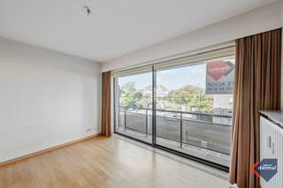Welkom in Residentie Silverbeach, een gunstig gelegen appartement vlakbij het bruisende hart van Oostende, op wandelafstand van de zeedijk en het strand. Dit op te frissen 2-slaapkamerappartement is gelegen op de tweede verdieping en biedt veel potentieel voor wie op zoek is naar een comfortabel verblijf aan de kust. Daarnaast beschikt het appartement over een kelder en een gemeenschappelijke fietsenberging. Interesse? Plan vandaag nog een bezoek of contacteer ons voor meer informatie!