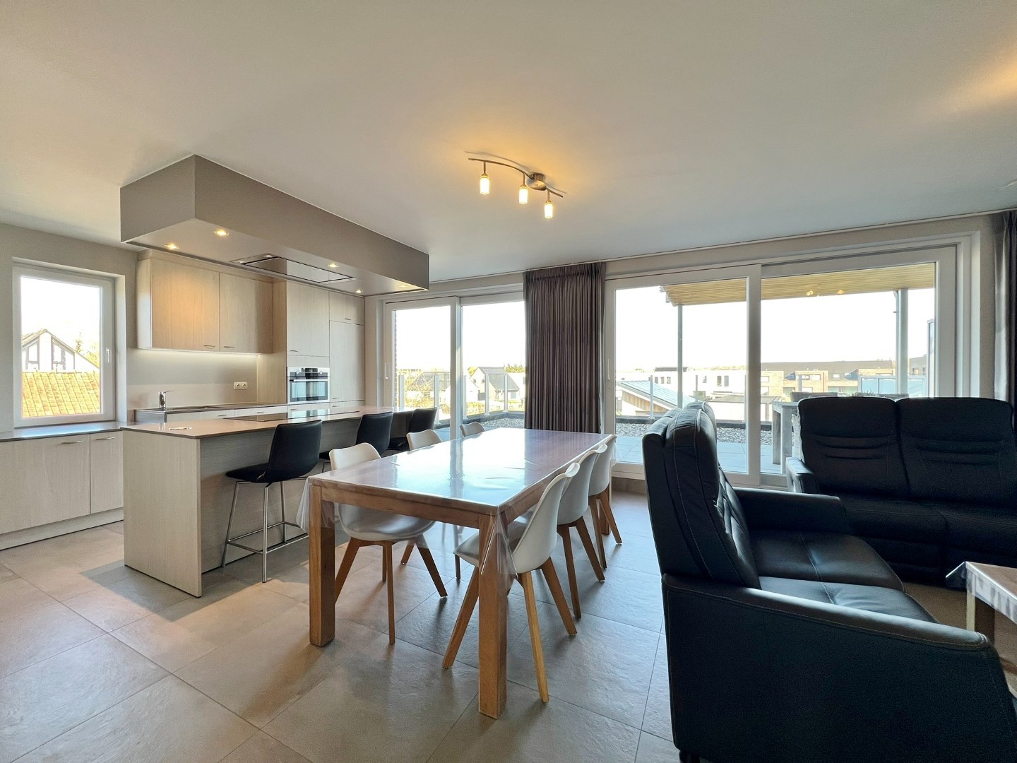 Modern appartement met parkeerplaats en groot zonnig terras met open zicht. - foto 2