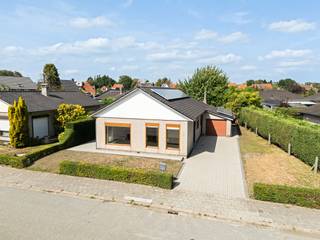 [[ DIT PAND NEEMT DEEL AAN DE ERA OPEN HUIZEN DAG OP 19/9 VAN 14:30 TOT 15:30 ]]
<p>Op zoek naar een bungalow met potentieel op een uiterst rustige locatie? Maak kennis met deze bungalow gelegen in de Pelikaanlaan 1 in Zelzate.</p>

<p>Deze woning biedt dankzij haar gelijkvloerse indeling en rustige ligging een uitstekende basis voor wie op zoek is naar een comfortabele thuis die volledig naar eigen smaak kan worden gemoderniseerd.</p>

<p>De bungalow beschikt over 3 slaapkamers, waardoor er voldoende ruimte is voor een gezin, een bureau of hobbyruimte. De praktische indeling maakt de woning bovendien bijzonder geschikt voor wie graag alle leefruimtes op één niveau heeft.</p>

<p>Een belangrijke troef is de inpandige garage, die niet alleen zorgt voor veilig parkeren, maar ook extra bergruimte en praktische mogelijkheden biedt.</p>

<p>De woning dient gemoderniseerd te worden, maar biedt hierdoor net de kans om een woning te creëren die volledig aansluit bij uw eigen woonwensen en stijl.<br /><br /><strong>Troeven</strong></p>

<ul><li><strong>Uiterst rustige ligging</strong></li><li><strong>Inclusief zonnepanelen</strong></li><li><strong>Bungalow met alles op één niveau</strong></li><li><strong>3 slaapkamers</strong></li><li><strong>Voldoende parkeergelegenheid</strong></li><li><strong>Inpandige garage</strong></li><li><strong>Interessant renovatie- en moderniseringspotentieel</strong></li><li><strong>Ideale basis voor wie een woning volledig naar eigen smaak wil inrichten</strong></li></ul>

<p><strong>UW DROOMWONING? ZO GEVONDEN!</strong></p>
