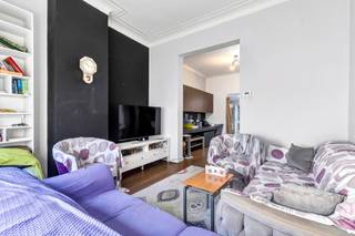 Voor meer info of een bezoek, bel 053 59 49 33 - Ruime gezinswoning met drie tot vier slaapkamers, kelder en zonnige tuin. Ontdek deze...