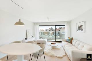 <p>Appartement prêt à emménager avec terrasse orientée sud au cœur du Zoute, près de la Place du Phare. <br /><br />Au cinquième étage d'une résidence de standing située sur la Kustlaan, à hauteur de la Lichttorenplein, se trouve cet appartement aménagé avec goût, doté d'une terrasse ensoleillée sur toute la largeur de la façade.<br /><br />La disposition : le hall d'entrée avec vestiaire et toilettes pour invités mène au salon lumineux avec accès à la terrasse orientée sud. Fenêtre coulissante jusqu'au sol. Vient ensuite un coin repas convivial et une cuisine ouverte et moderne avec, entre autres, un réfrigérateur à vin encastré.<br /><br />À l'arrière se trouvent deux chambres spacieuses avec placards intégrés et lits doubles. Une salle de bains est accessible depuis le couloir, la deuxième est une salle de douche attenante à la chambre principale. La troisième pièce est aménagée en chambre avec lits superposés, mais peut également servir de bureau ou de dressing.<br /><br />La façade du bâtiment a été entièrement rénovée avec goût. Le hall d'entrée est également en cours de rénovation. Aucun autre frais important n'est prévu.<br /><br />Les propriétaires louent deux crochets pour des vélos dans le garage.<br />Tous les meubles neufs sont inclus dans le prix. Score EPC : 167 kWh/m² (UC : 2587654).</p>
