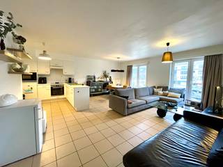 Dit appartement op de eerste verdieping bevindt zich in een kleinschalig gebouw op een toplocatie te Zelzate!Gelegen langsheen het Groenplein en met...