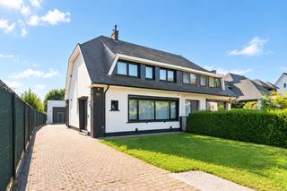 Gerenoveerde H.O.B. met 3 slaapkamers, tuin en ruim magazijn (ca. 140 m²) met ingericht kantoor, bestaande uit: ruime inkomhal met plaats voor vestiairekast; apart toilet met handenwasser; leefruimte met veel lichtinval, voorzien van haard; open en volledig ingerichte keuken voorzien van kwalitatieve toestellen en extra zitkamer / hobbykamer met directe aansluiting naar de tuin. Op de verdieping bevinden er zich 3 volwaardige slaapkamers en een luxe badkamer voorzien van dubbel lavabomeubel, inloopdouche en ligbad. De woning beschikt voorts over een bergzolder, een handige kelder, grote oprit en tuin met ideale zuid oriëntatie. Het magazijn beschikt over een automatische toegangspoort en is makkelijk te bereiken met rollend materieel. Hier is tevens een kantoorruimte voorzien met sanitair. Grondige renovatie in 2023. Centrale verwarming op aardgas, ramen in aluminium schrijnwerk met 3-dubbele beglazing en automatische rolluiken, airco,... Ideaal voor zelfstandige, combinatie wonen / werken,... Beschikbaar bij akte! EPC: 180 kWh/m².