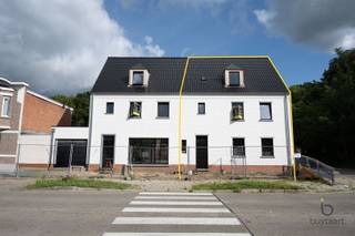 <p><span>Tijdloze halfopen nieuwbouwwoning BEN-woning met warme uitstraling nabij Oud-Schilde dorp.</span></p><p><span>Deze instapklare bel-étage woning met 218 m² bewoonbare oppervlakte combineert een doordachte indeling met hedendaags wooncomfort en biedt alle ruimte om een warme thuis te creëren.</span></p><p><span>Ideaal voor woon-werksituatie of het gelijkvloers als zorgwoning.</span></p><p><span>Via de inkomhal met gastentoilet bereikt u het bureel of extra slaapkamer, de technische berging en de stijlvolle master suite op het gelijkvloers. Deze beschikt over een ensuite dressing en een moderne badkamer met dubbele wastafel en inloopdouche.</span></p><p><span>Deze indeling kan nog bekeken worden indien gewenst als praktijk/kantoor of in te richten als studio.</span></p><p><span>De eerste verdieping vormt het hart van de woning. Hier geniet u van een ruime, lichtrijke leefruimte met een volledig uitgeruste open keuken voorzien van kwalitatieve toestellen. Aansluitend bevinden zich de eetkamer en gezellige zithoek. Grote raampartijen zorgen voor een overvloed aan natuurlijk licht en geven rechtstreeks toegang tot het zonnige terras.</span></p><p><span>Op de tweede verdieping vindt u een royale nachthal met open bureauruimte, extra berging, twee volwaardige slaapkamers en een elegante badkamer uitgerust met ligbad, wastafelmeubel en toilet.</span></p><p><span>Buiten geniet u van een aangelegde tuin met terras en een praktische carport achteraan de woning.</span></p><p><span>Extra troeven: HR+ beglazing, zwart aluminium schrijnwerk, vloerverwarming, warmtepomp, zonnepanelen, hoogwaardige afwerking met parket en lichte tegelvloeren, energiezuinig met EPC-label A, conforme elektrische installatie. </span></p><p><span>De tuin wordt volledig ingezaaid en afgewerkt met een omheining. Bovendien komt deze woning, onder voorwaarden, in aanmerking voor aankoop aan 6% btw op de constructiewaarde én geniet u van een vrijstelling van onroerende voorheffing gedurende de eerste 5 jaar.</span></p><p><span>Dankzij de centrale ligging bereikt u vlot belangrijke invalswegen en de oprit van de E314.</span></p><p><span>Bent u op zoek naar een ruime en energiezuinige nieuwbouwwoning op een uitstekende locatie? Neem gerust contact op voor meer informatie of plan vandaag nog uw bezoek aan de werf: www.buytaertimmo.be</span></p><p><span> </span></p>