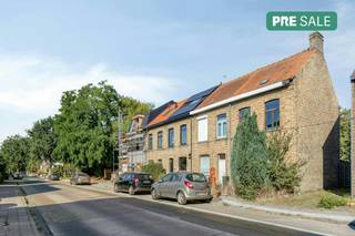 Langs de Vossensteert te Sint-Kruis / Assebroek, centraal gelegen aan de stadsrand van Brugge bevindt zich dit te renoveren huis met potentieel op een perceel van 240m2 met 2 (mogelijkheid tot 4) slaapkamers en een stadstuin (240m²). Dit huis te koop geniet van een gunstige locatie vlakbij de buurtwinkels, scholen, warenhuizen, openbaar vervoer, sportcentrum, natuur (Veltembos, Paalbos, Ryckeveldebos...)...<br />Indeling (circa 120m2 bewoonbare oppervlakte):<br />Gelijkvloers (circa 52m²): <br />- Inkomhal;<br />- woonkamer (28m²);<br />- keuken (5m²);<br />- badkamer (4m²) met toilet, douche en lavabo;<br />- berging (8m²);<br />- buitenruimte (240m²) met terras.<br />Eerste verdieping (circa 34m²):<br />- Nachthal (6m²);<br />- 2 ruime slaapkamers (16m² & 12m²).<br />Tweede verdieping (circa 34m²):<br />- Grote zolderruimte (34m²) voorzien van vaste trap en dakisolatie.<br /><br />De eigendom wordt aangeboden via de Pre-sale formule. Op 07/10/2026 tussen 16:00 en 19:00 kan u het huis op afspraak komen bezichtigen en een bod uitbrengen. De vermelde prijs is een instelprijs. Voor meer info, gelieve contact op te nemen met de dossierverantwoordelijke.<br /><br />Dit pand is onderworpen aan de renovatieverplichting van de Vlaamse overheid voor residentiële gebouwen (behoudens bij sloop binnen 5 jaar na de aankoop). Consulteer voor meer informatie de website van het Vlaams Energie- en Klimaatagentschap via https://www.vlaanderen.be/een-woning-kopen/renovatieverplichting-voor-residentiele-gebouwen<br /><br />Bestuursmaatregelen in het maatregelenregister: nee