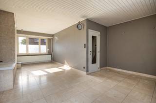 <p>Ontdek deze huiselijke woning met ruimte én potentieel op een rustige locatie vlak bij het centrum van Kruibeke. De ruime tuin, aangename leefruimtes, volwaardige slaapkamers en praktische zij-ingang maken van deze woning een uitstekende opportuniteit voor wie comfortabel wil wonen en tegelijk ruimte zoekt om nog verder te personaliseren.</p>
<p><span>Gelijkvloers</span><br />Inkomhal (7m²) met toegang naar de droge kelder (7m²). Ruime en lichte leefruimte (30m²) met zicht op de tuin. Aansluitend hebben we de ingerichte keuken (6.5m²). Badkamer (7m²) met ligbad, wastafel, toilet en aansluiting wasmachine. Via de tuin bereiken we nog extra berging (10m²).</p>
<p><span>1<sup>e</sup> Verdieping</span><br />Drie slaapkamers en een vaste trap naar de zolder. (14-14-5m²).</p>
<p><span>2<sup>e</sup> Verdieping</span><br />Deze ruimte is ideaal om een extra slaapkamer en technische ruimte bij te creëren. (24m²).</p>
<p><span>Extra</span><br />De gevels werden opnieuw gevoegd in 2005. Het dak werd vernieuwd in 2004. De condensatieketel werd vernieuwd in 2011. Rolluiken zijn gedeeltelijk aanwezig, op het verdiep elektrisch. Door nieuwe ramen en dakisolatie te plaatsen kan je de huidige energiewaarde verbeteren.</p>