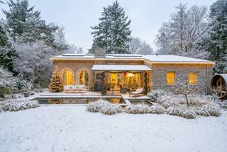 Ontdek deze instapklare, perfect onderhouden laagbouwwoning die comfort, luxe en energiezuinigheid combineert. De woning werd in 2006...