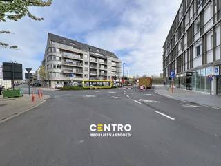 <strong><u>Benaderende OPPERVLAKTEN:</u></strong><br /><strong><em>Constructie - bewoonbare oppervlakten</em></strong><br /><strong>Kantoor/praktijkruimte: </strong>183<strong> </strong>m²<br /><strong>Kelderberging</strong><br /><br /><strong><u>INDELING</u></strong><u>:</u><br /><strong><u>Gelijkvloers:</u></strong><br /><strong><em>Kantoor/praktijkruime :</em> </strong>Twee aparte ingangen - ontvangstruimte/wachtzaal – vergaderzaal met glazen deur– landschapsbureel (10p) – refter met kitchenette (spoelbak, microgolf, vaatwasmachine, frigo) – serverlokaal - 2 x sanitair.<br /><strong><u>Ondergronds (-1):</u> </strong>kelderberging <br /><br /><strong><u>AFWERKING:</u></strong><br />Gemetste constructie – keramische tegelvloer - muren geschilderd - verlaagd tegelplafond – hoogrendementsbeglazing met aluminium schrijnwerk – verlichting – plafondspeakers - rolgordijnen.<br /><br /><u>Algemene staat</u>: instapklaar, zéér goed onderhouden.<br /><br /><strong><u>ENERGIE:</u></strong><br />EPC-score: B<br />Overal hoogrendementsbeglazing<br />Koeling/verwarming mat aircotoestellen (warmtepomp lucht/lucht)<br />Ventilatiesysteem<br /><br /><strong><u>GROTE TROEVEN van dit bedrijfspand:</u></strong>
<ul>
<li>Gevelbreedte van 16m en héél veel natuurlijke lichtinval</li>
<li><span>Kwalitatieve en duurzame materialen</span></li>
</ul>
<br /><strong><u>BESTEMMINGSMOGELIJKHEDEN:</u></strong><br />In de commerciële ruimten is het toegelaten een vrij beroep of een kantooractiviteit uit te oefenen. <br /><br /><strong><u>NUTSVOORZIENINGEN</u></strong><u>:</u><br />Stadswater, elektriciteit, gasaansluiting, telefonie/internet (wifi)/distributie, riolering, bekabeling voor netwerk (in muren), ventilatiesysteem, boiler voor warm water.<br /><br /><strong><u>LIGGING:</u></strong><br />Vlabij het station, naast Roelevard en in een buurt in volle opwaardering waar verschillende kantoren en handelszaken zich vestigen. Mobiscore 8,9/10.<br />Dankzij de goede verbinding met openbaar vervoer en de nabijheid van handelszaken en diensten is dit een ideale plek voor vrije beroepen en kantoren.<br /><br /><u>* Bijzonderheden</u><br />- Dit pand kan ook gehuurd worden (voorwaarden op kantoor)<br />- Onze referentie op<strong> </strong><strong>www.centro.be</strong>: <strong>Q0838</strong><br />- <strong>Interesse?</strong> Neem dan vandaag nog contact voor meer info of bezichtiging:<strong> </strong><strong>050700102</strong><strong>.</strong><br /><br /><strong>CENTRO | BEDRIJFSVASTGOED </strong>is reeds 25 jaar <u>gespecialiseerd in de bemiddeling van commercieel- en bedrijfsvastgoed</u> in West- en Oost-Vlaanderen.<br /><strong>Wilt u ook weten hoeveel uw bedrijfsgebouw waard is?</strong><br />Contacteer ons vrijblijvend voor een marktconforme waardebepaling van uw pand. <br />
