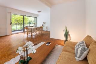 Dit instapklaar appartement is gelegen op de benedenverdieping van een zeer verzorgd en residentieel gebouw aan de Borsbeeksebrug. Dankzij de groene omgeving en de vlotte bereikbaarheid naar het centrum van Antwerpen, geniet je hier van het beste van twee werelden: rust en toch nabijheid van winkels, openbaar vervoer, scholen en invalswegen.<br />Je betreedt het appartement via de ruime inkomhal met ingemaakte vestiairekasten. Vervolgens kom je in de zeer ruime en lichtrijke leef- en eetkamer op mooie parketvloer, die onmiddellijk een gevoel van ruimte en warmte creëert. Vanuit deze leefruimte heb je toegang tot het aangename terras, waar je volledig uitkijkt op groen — ideaal om in alle rust te ontspannen.<br />De volledig ingerichte keuken is voorzien van voldoende kasten en alle nodige toestellen. Aansluitend aan de keuken bevindt zich een praktische berging.<br />Verder beschikt het appartement over twee volwaardige slaapkamers en een verzorgde badkamer uitgerust met een dubbele lavabo met meubel en een ligbad. Het aparte toilet bevindt zich eveneens in de hal.<br />Tot slot is er nog een privatieve kelderberging aanwezig, wat extra opbergruimte biedt.<br />EPC: 291 kWh/m²<br />P- &amp; G-score: A<br />stedenbouwkundige inlichtingen in aanvraag