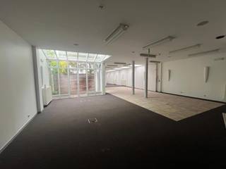 <p><span>Dit kantoorgeheel van circa 422 m² is gelegen in de Europese wijk van Brussel, op korte afstand van de metro. Een bijzonder pluspunt zijn de twee afzonderlijke toegangen via de Tweekerkenstraat en de Maria-Theresiastraat.</span></p>
<p><span>Het pand bestaat uit twee complementaire delen:</span></p>
<ul>
<li>
<p><strong><span>Tweekerkenstraat 44:</span></strong><span> circa 108 m² op het gelijkvloers, met kantoren, een open werkruimte en een kitchenette, evenals een kelderverdieping van circa 85 m² met vergaderzaal, archiefruimte, toiletten en een doucheruimte.</span></p>
</li>
<li>
<p><strong><span>Maria-Theresiastraat 33:</span></strong><span> circa 193 m² op het gelijkvloers, met een ruime open kantoorruimte, een kopieerruimte en toiletten, evenals een kelderverdieping van circa 36 m² met kelders, sanitaire voorzieningen en een technische ruimte.</span></p>
</li>
</ul>
<p><span>Dankzij de flexibele indeling kunnen de kantoren gedeeltelijk worden opgesplitst in twee afzonderlijke entiteiten. Dit maakt het pand bijzonder geschikt voor een onderneming, een vrij beroep of een investeerder die de ruimtes afzonderlijk wil verhuren.</span></p>
<p><span>Het pand verkeert in het algemeen in goede staat van onderhoud en beschikt onder meer over centrale verwarming op gas, dubbele beglazing bij een deel van de ramen, meerdere sanitaire voorzieningen en een recente elektrische installatie.</span></p>
<p><span>Gelegen in een gegeerde residentiële en zakelijke wijk, vlak bij de Europese instellingen en het openbaar vervoer, biedt dit pand een interessante opportuniteit voor eigen professioneel gebruik of als vastgoedinvestering.</span></p>
<p><strong><span>Vraagprijs: € 590.000</span></strong></p>