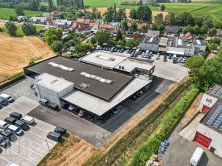 Uitstekend onderhouden bedrijfsgebouw met +/- 2.000 m² magazijnen en +/- 420 m² hoogwaardige kantoorruimte op een terrein van 14.176 m² gelegen in de Ellestraat te Zwevegem, op een vlot bereikbare locatie nabij de N8 en de Kanaalweg (N391), met een snelle verbinding naar de E17 en de E403. <br /><br />De site omvat een magazijn van +/- 1.308 m² met een vrije hoogte van 4,30 m tot 5,40 m onder nok, mezzanines en een overdekte luifel van +/- 334 m². Daarnaast is er een recent opgetrokken betonnen magazijn van +/- 700 m² met een vrije hoogte van 6 m tot 6,60 m onder nok, eveneens voorzien van mezzanines en technische ruimtes.<br /><br />De representatieve kantoorruimte van 414 m² is hoogwaardig afgewerkt (nieuwbouw van 2025) en omvat een onthaal met wachtruimte, diverse kantoren, vergaderzalen, sanitair, een keuken en een buitenterras. Daarnaast beschikt het gebouw over een afzonderlijke sociale ruimte met keuken, sanitair en douches.<br /><br />De volledig verharde site is uitgerust met camerabewaking, een alarmsysteem, terreinverlichting, een badgesysteem, publieke en privatieve laadpalen en een elektrische aansluiting van 400 kVA.<br /><br />Contacteer PANORAMA B2B voor bijkomende (technische) inlichtingen, plannen of een vrijblijvend plaatsbezoek 056 222 562.