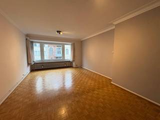 Ruim en centraal gelegen appartement met 2 slaapkamers.<br /><br />Dit ruime en goed onderhouden appartement is centraal gelegen in de Koningsstraat, op korte afstand van het stadscentrum en met een uitstekende verbinding naar het openbaar vervoer. Ook scholen, winkels en andere dagelijkse voorzieningen bevinden zich in de nabije omgeving.<br /><br />Het appartement beschikt over een bijzonder ruime inkomhal die meteen een aangenaam gevoel van ruimte creëert. Er zijn twee ruime slaapkamers, waarbij de slaapkamers aan de achterzijde toegang bieden tot een terras, ideaal om in alle rust van de buitenlucht te genieten.<br /><br />De aparte keuken is steeds zeer goed onderhouden en biedt dankzij de vele kasten een uitstekende hoeveelheid opbergruimte. Vanuit de keuken is er bovendien toegang tot een balkon.<br /><br />Verder beschikt het appartement over een apart toilet en een verzorgde badkamer.<br /><br />De residentie is een kleinschalig en goed onderhouden gebouw met lift, wat zorgt voor extra comfort en toegankelijkheid.<br /><br />Dankzij de centrale ligging, de ruime indeling, de aangename buitenruimtes en het gunstige EPC is dit appartement een bijzonder interessante woongelegenheid.<br /><br />Onmiddellijk beschikbaar.<br /><br />Huurprijs bedraagt 800€ + 50€algemene kosten. <br /><br />