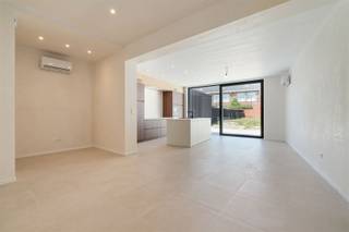 <p><span>Gerenoveerde woning (EPC B !) met 3 slaapkamers te Wevelgem!</span></p><p><span>Deze instapklare woning is alles wat je zoekt.</span></p><p><span> </span></p><p><span>De indeling van de woning:</span></p><p><span> </span></p><p><span>1. Op de begane grond vindt u een inkom met gastentoilet, ruime berging, ruime leef- en zitruimte, een open leefkeuken met zicht op de tuin. </span></p><p><span> </span></p><p><span>2. Er zijn 3 slaapkamers waar je een eigen persoonlijke oase van rust kan creëren en genieten van een goede nachtrust. Ideaal voor grote gezinnen.</span></p><p><span> </span></p><p><span>3.. Energiezuinig (EPC B): de woning is uitgerust met energiebesparende voorzieningen (warmtepomp ( lucht/lucht), vloerisolatie, nieuwe ramen, gevelisolatie, nieuw dak en zoveel meer), wat niet alleen het milieu helpt, maar ook jouw portemonnee. Lagere energiekosten en een duurzame toekomst maken deze woning extra aantrekkelijk. </span></p><p><span> </span></p><p><span>Mis deze kans niet om deze gerenoveerde woning te ontdekken. Neem vandaag nog contact op voor een bezichtiging!</span></p><p><span>0476/76.38.76 of hallo@vastgoedkantoorvanassche.be</span></p><p><span> </span></p><p><span>Vanaf 350 000,00 euro.</span></p><p><span> </span></p>