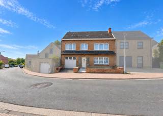<p><span>Spacieuse maison familiale avec 4 chambres, garage, jardin et grand grenier au cœur d'Aaigem Vous recherchez une maison offrant de beaux volumes, un agréable jardin et une multitude de possibilités ? Alors, cette maison familiale située dans le cadre champêtre d'Aaigem mérite absolument une visite ! La propriété bénéficie d'un excellent emplacement central, à proximité immédiate de la charmante place du village d'Aaigem, tout en vous permettant de profiter pleinement de la campagne environnante et des nombreux sentiers de promenade. Les écoles, les transports en commun et les commerces de proximité sont tout proches, tandis que la gare et l'autoroute E40 sont facilement accessibles. Le hall d'entrée mène à un espace de vie chaleureux, avec des zones distinctes pour le salon et la salle à manger. La cuisine attenante offre un accès direct à la terrasse et au jardin : un endroit idéal pour les repas en plein air, la détente ou pour laisser les enfants jouer en toute tranquillité. À côté de la cuisine, vous trouverez une buanderie/arrière-cuisine pratique (abritant la chaudière), des toilettes séparées ainsi qu'un accès au vaste garage et au jardin. L'espace de rangement ne manque pas non plus : la cuisine donne accès à une cave, idéale pour le stockage de vos provisions et autres affaires. À l'étage, un palier spacieux dessert quatre chambres ainsi qu'une grande salle de bain équipée d'un lavabo et d'une baignoire. Cette configuration est idéale pour une famille nombreuse, mais convient également parfaitement à ceux qui souhaitent aménager un bureau, un dressing, une salle de loisirs ou une chambre d'amis supplémentaire. Et ce n'est pas tout ! Un escalier fixe, partant de l'une des chambres, mène à un vaste grenier, également accessible indépendamment depuis le garage. Ce grenier offre un potentiel considérable et peut être aménagé entièrement selon vos goûts. Chambre supplémentaire, salle de loisirs, salle de jeux ou bureau au calme ? Ici, vous pouvez véritablement personnaliser l'espace. </span><span>✨</span><span> Points forts : 4 chambres, garage spacieux, sous-sol, terrasse et jardin, grand grenier avec potentiel d'aménagement, et emplacement central dans un cadre rural. </span><span>🌿</span><span> Une maison offrant de l'espace pour aujourd'hui et des possibilités pour demain. Curieux d'en savoir plus ? Venez découvrir par vous-même le potentiel de cette maison ! Contactez Kristien au 0475 496218.</span></p>