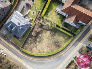 BOUWRIJPE GROND, VERGUND VOOR 2 WONINGEN IN HALF-OPEN BEBOUWING. Mooi en rustig gelegen in de doprskern van deelgemeente Mal. Lokale...