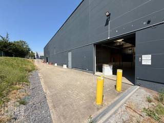 Bâtiment industriel exceptionnellement bien situé, comprenant 700 m² d'espace de stockage et +/- 136 m² de bureaux à louer dans l<strong>a zone industrielle GOSSET </strong>à seulement 1 km de la sortie 11 Groot-Bijgaarden de la R0, avec une connexion directe à la E40.<br /><br />Le hangar, d'une hauteur libre de 7 m, 6 m sous poutre, est équipé de <strong>2 portes sectionnelle</strong>, d'un sol en polybeton, chauffage et d'une grande lucarne <br />Grand espace de stationnement et de manœuvre sur le site pavé (9 places de parking). Disponible immédiatement.<br /><br />Contactez PANORAMA B2B pour plus d'informations ou une visite sans engagement au 02 540 20 20.