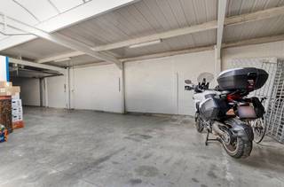 Het magazijn van ca. 136m² is vlot bereikbaar via een doorrit die ook extra afsluitbaar is met een recente houten poort. Specificaties:-...