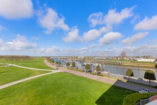 Langs de wandel- en fietspromenade aan de jachthaven, die Nieuwpoort-Bad met Nieuwpoort-Stad verbindt, bevindt zich dit tot in de puntjes afgewerkt...