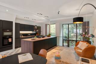 Wonen waar de natuur je woonkamer binnenwandeltWelkom in de Menegemlei, gelegen aan het prachtige Boekenbergpark. Een van de meest geliefde plekjes...