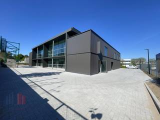 Kwalitatief en lichtrijk kantoor van 519 m² met 323 m² opslagruimte te huur op een uitstekende locatie nabij de R0 in Wemmel. Deze...