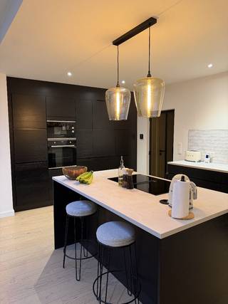 Huis te koop in Schoten - €474.000 - 4 Slaapkamers - 171 m²<br /><br />Volledig gerenoveerde woning met 4 slaapkamers waarvan momenteel 1 bureau; 2 badkamers en leuke tuin.<br /><br />Ligging: Deze charmante, volledig gerenoveerde woning is gelegen in een rustige buurt vlakbij het centrum van Schoten, scholen, winkels, een park en openbaar vervoer.<br /><br />Beschrijving: Je betreedt de woning via de inkomhal met meteen links de bureau en wasruimte/berging, verder het gastentoilet en toegang tot de kelder, waarna je binnenkomt in de volledig ingerichte, ruime open leefkeuken. Aansluitend bevindt zich de mooie open leefruimte. Grote raampartijen in combinatie met een lichtkoepel brengen veel licht binnen en bieden een prachtig zicht op de mooie groene onderhoudsvriendelijke tuin.<br />Op de eerste verdieping vind u het 2de toilet, een grote slaapkamer met ensuite dressing. Aansluitend bevindt u zich in de zeer ruime, gezellige badkamer met dubbele lavabo, ligbad en douche. Ook hier weer grote raampartijen met veel lichtinval en verluchting. Op de 2de verdieping bevinden zich nog 2 slaapkamers en een 2de badkamer met lavabo en douche. Verder is er nog een kleine zolderruimte met voldoende plaats voor opslag.<br /><br /><br />Bijzonderheden:<br />+ Volledig gerenoveerd en instapklaar.<br />+ Mooie tuin<br />+ Kelder<br />+ Zolder<br />+ Top locatie<br /><br />KIJKDAGEN: vrijdag 26/06 en zondag 28/06.<br />ENKEL OP AFSPRAAK<br /><br />Interesse? Contacteer ons en plan uw bezichtiging in.<br /><br />dielsmatthias@gmail.com<br />0483/19 55 34
